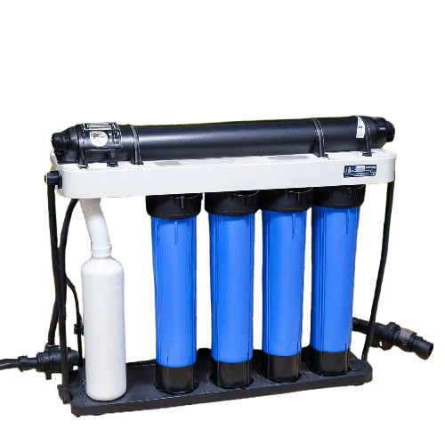 Equipo de tratamiento y desinfección de agua, consistente en tres filtros de 20”,1 filtro de 25 micras de paso de luz, 1 filtro de carbón activado block de 5 micras y un filtro de sedimentos 1 micras de paso de luz ; 1 sistema de acero inox para desinfección por radiación ultravioleta con lámpara de 21W, para un caudal de al menos 1 m3/hora. Está provisto de 1 by-pass, 1 grifo de toma de muestras y 1 manómetro.