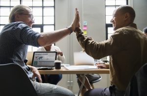 sinercan: dos emprendedores juntando sus manos como símbolo de hacer las cosas bien para fortalecer sus negocios
